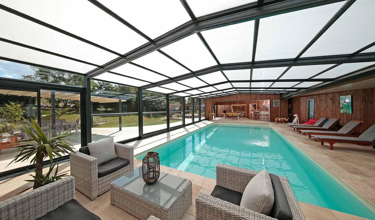 Grand abri de piscine adossé à une maison traditionnelle dans la Sarthe 72 - Rénoval