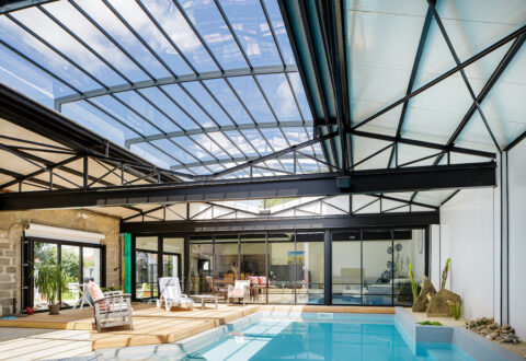 Abri de piscine semi-plat en toiture à Challans (85 Vendée) - Vue 1