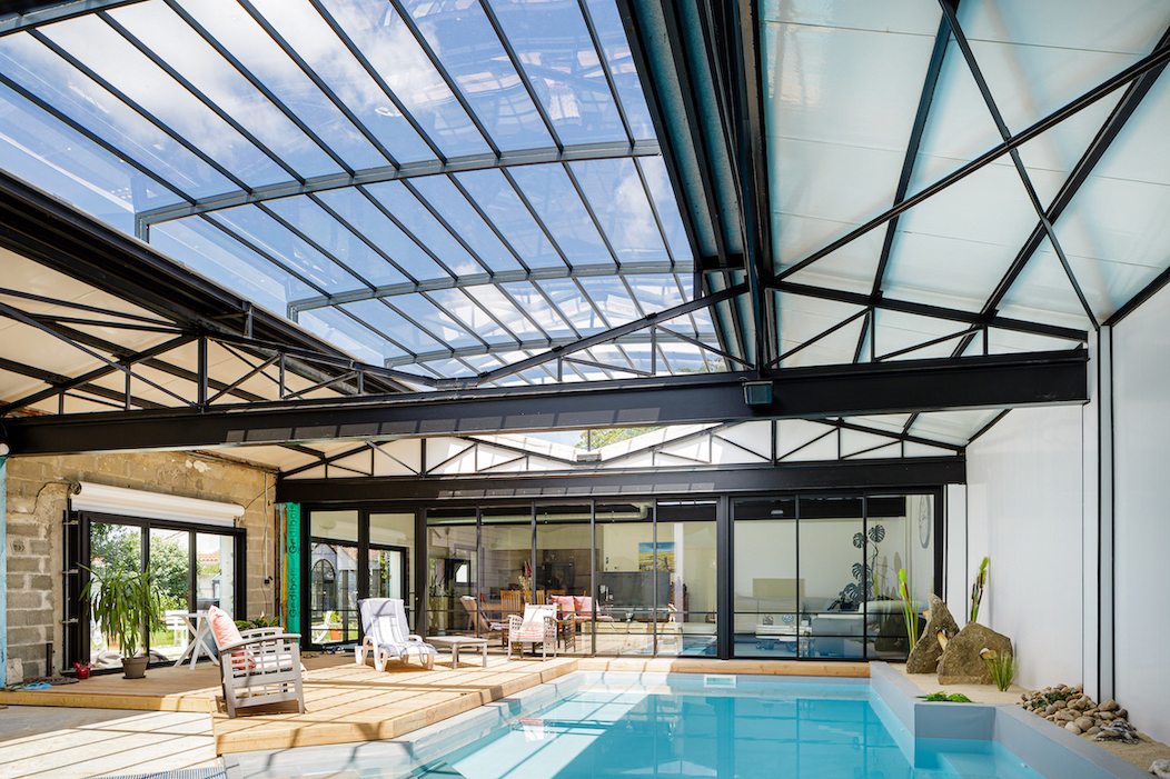 Abri de piscine semi-plat en toiture à Challans (85 Vendée) - Vue 1