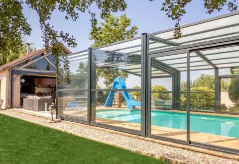 Réussir l'entretien de sa piscine - Article par Rénoval Abris Piscine
