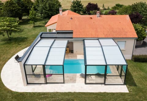 Abri de piscine haut-adossé prestige à La Pommeraye (49)