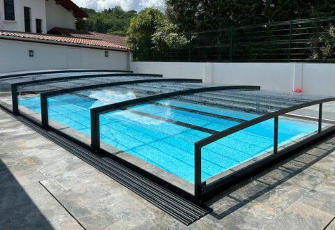 Abri de piscine semi-plat à Cambo-les-Bains (64)