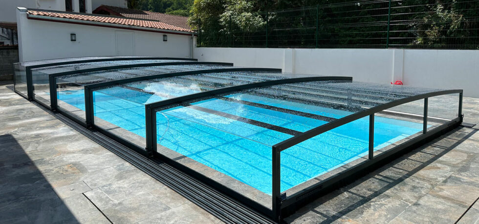 Abri de piscine semi-plat à Cambo-les-Bains (64)