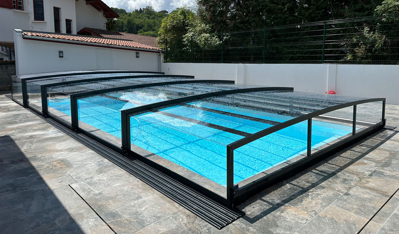 Abri de piscine semi-plat à Cambo-les-Bains (64)