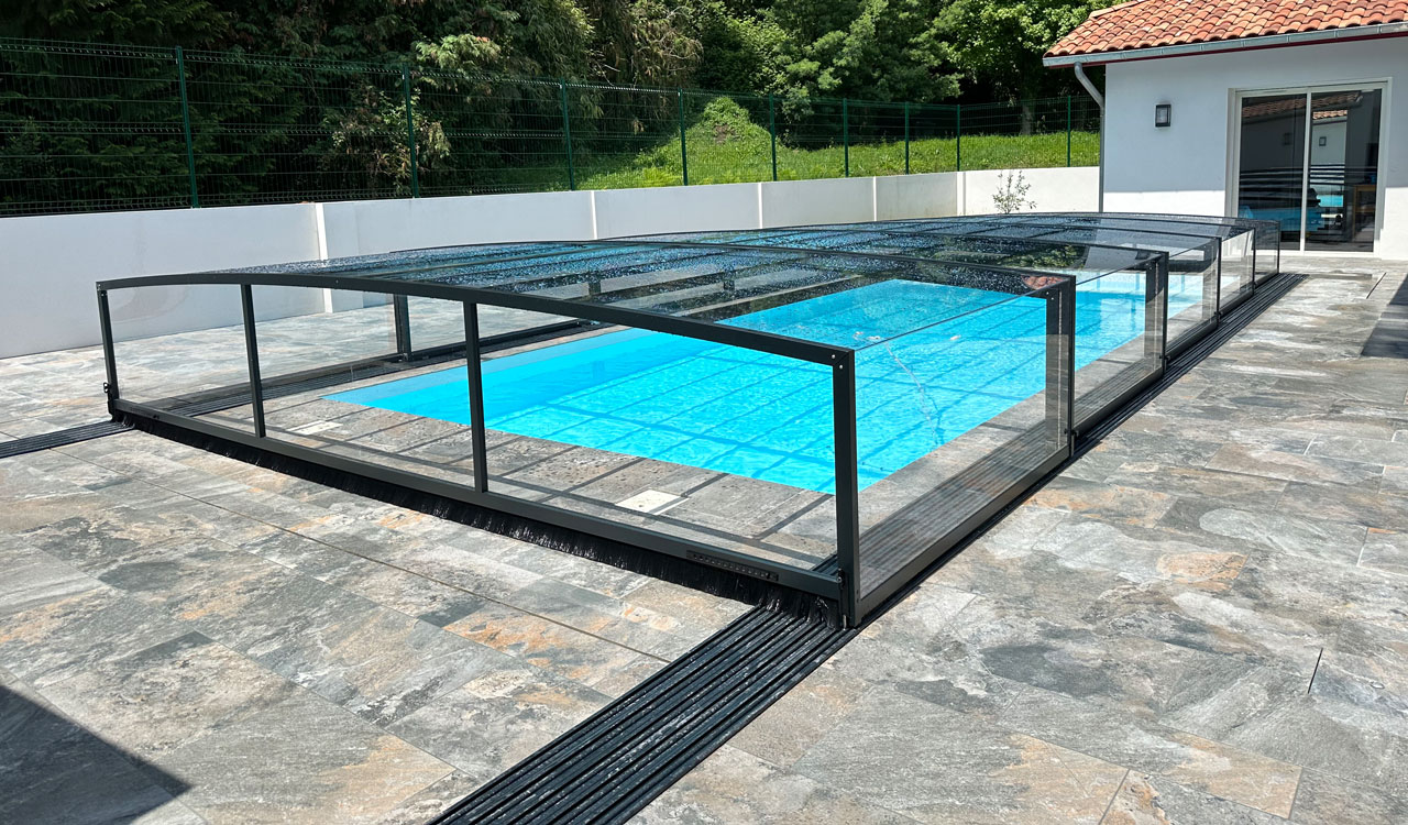 Abri de piscine semi-plat à Cambo-les-Bains (64)