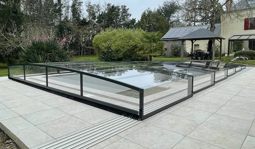 Abri de piscine semi-plat à Plessé (44)