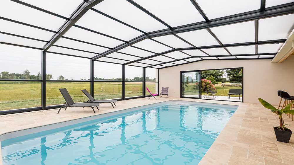 Entretien au quotidien pour un abri de piscine toujours propre