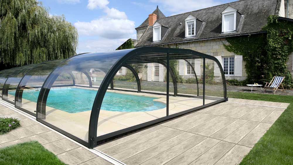 Prévenir l’apparition du calcaire sur votre couverture de piscine