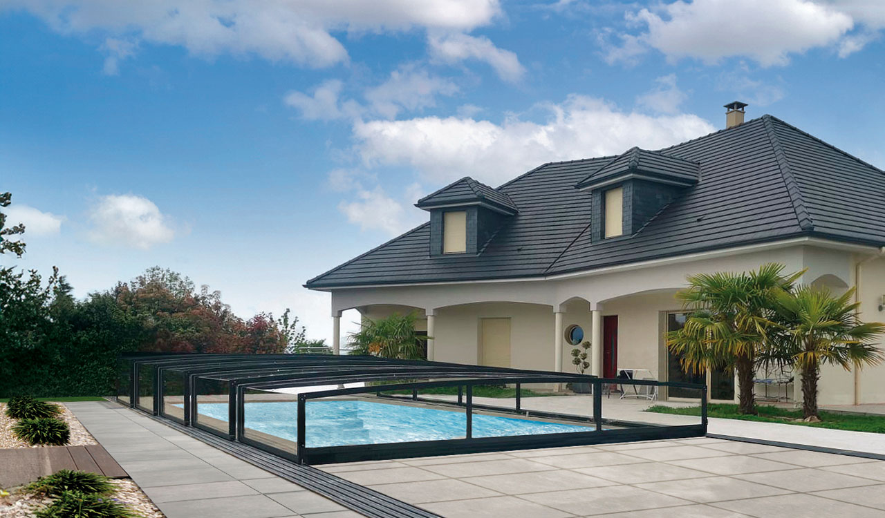 Abri de piscine semi plat réhaussé Rénoval en aluminium