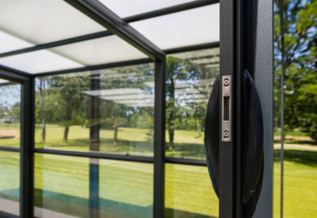 Poignées en hauteur, structure renforcée, vitrage sécurisé… Des accessoires conçus pour limiter les risques