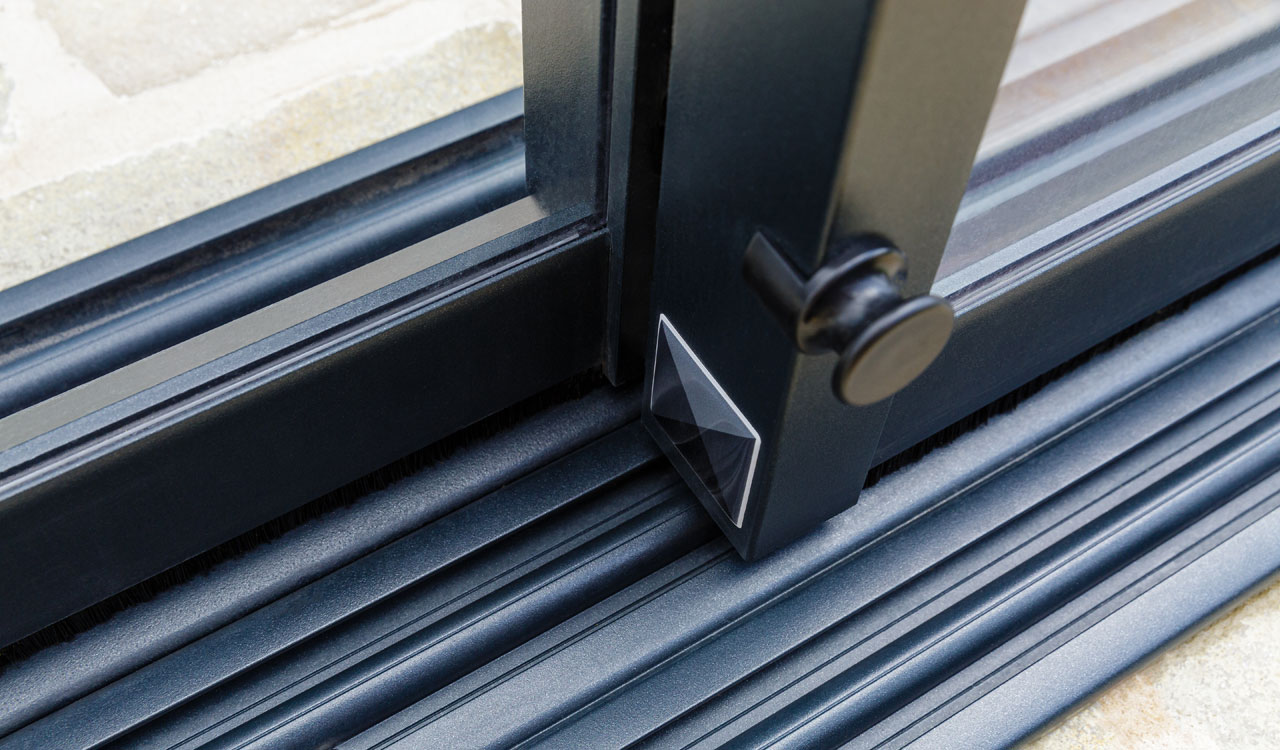 Abri de piscine, conserver l'efficacité des joints et des systèmes de fermeture